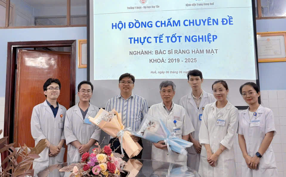 SINH VIÊN NĂM CUỐI NGÀNH RĂNG HÀM MẶT BẢO VỆ THÀNH CÔNG CHUYÊN ĐỀ THỰC TẾ TỐT NGHIỆP NĂM 2025