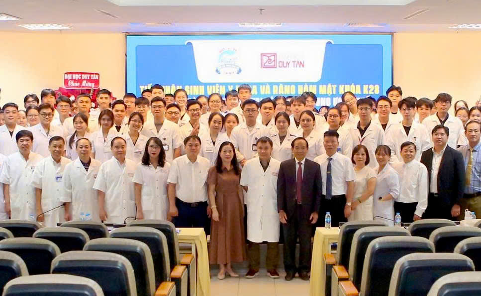 LỄ TIẾP NHẬN VÀ BÀN GIAO SINH VIÊN Y KHOA ĐẠI HỌC DUY TÂN ĐẾN THỰC TẬP LÂM SÀNG TẠI BỆNH VIỆN TRUNG ƯƠNG HUẾ