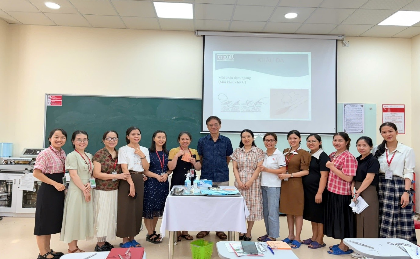 Tập huấn cập nhật Kỹ năng thăm khám thể chất và Kỹ năng khâu vết thương cho Giảng viên Điều dưỡng - Đại học Duy Tân