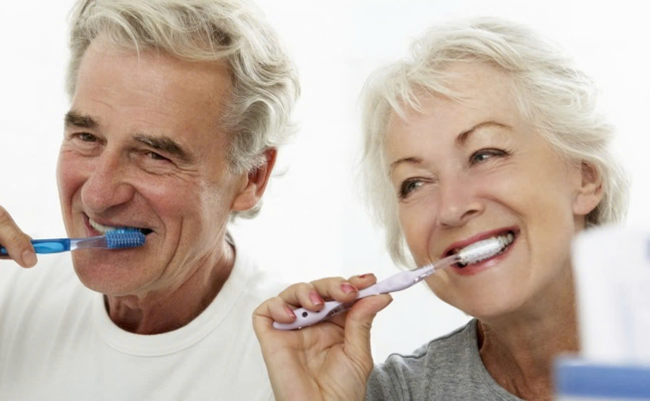 Chăm Sóc Sức Khỏe Răng Miệng Cho Người Lớn Tuổi: Giữ Nụ Cười Khỏe Mạnh Cùng Năm Tháng