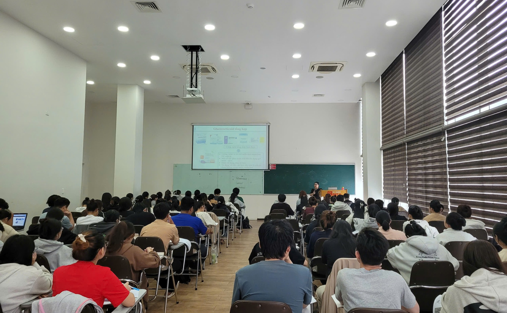 MỖI NGÀY TRÊN GIẢNG ĐƯỜNG CỦA SINH VIÊN KHOA DƯỢC DTU