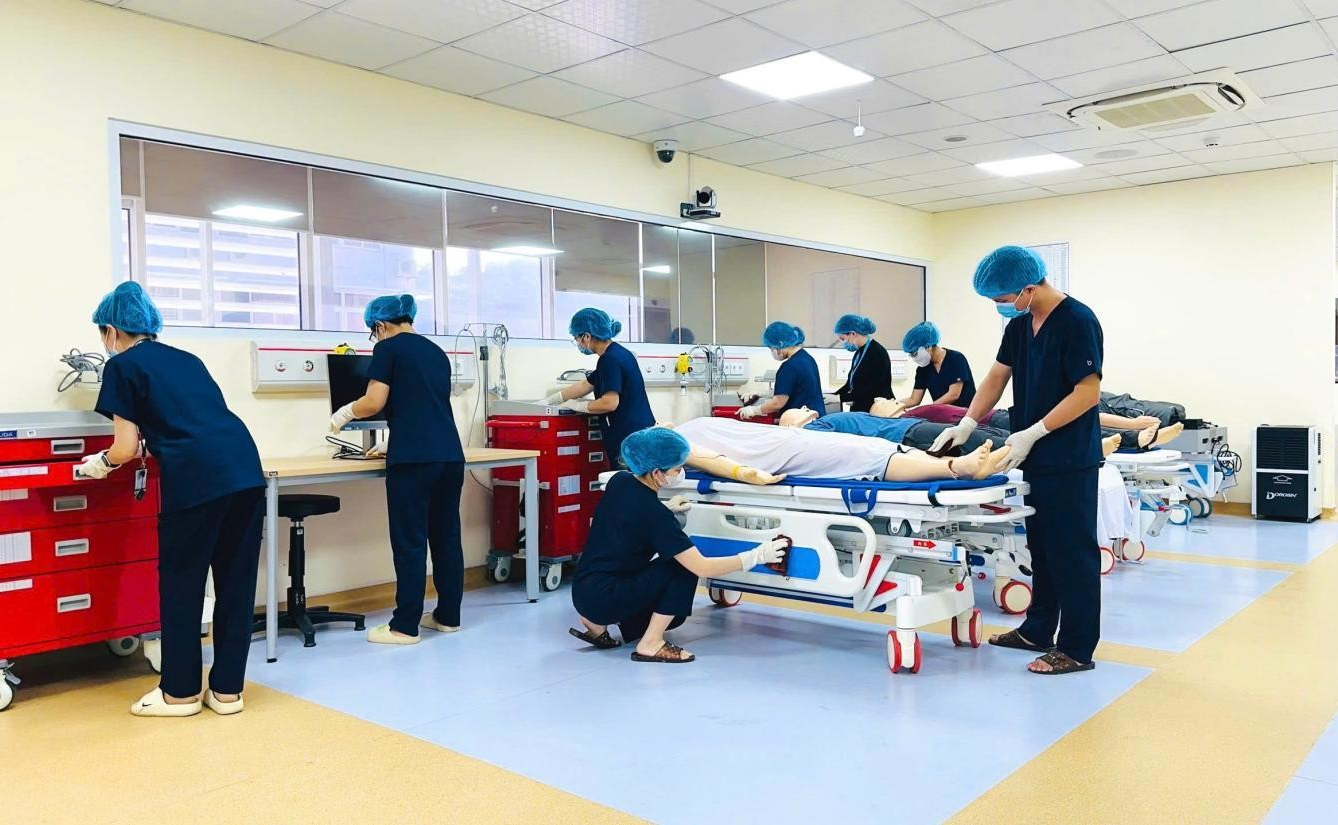CÔNG TÁC VỆ SINH CHÀO ĐÓN HỌC KỲ MỚI TẠI TRUNG TÂM THỰC HÀNH MÔ PHỎNG Y KHOA (MEDSIM)