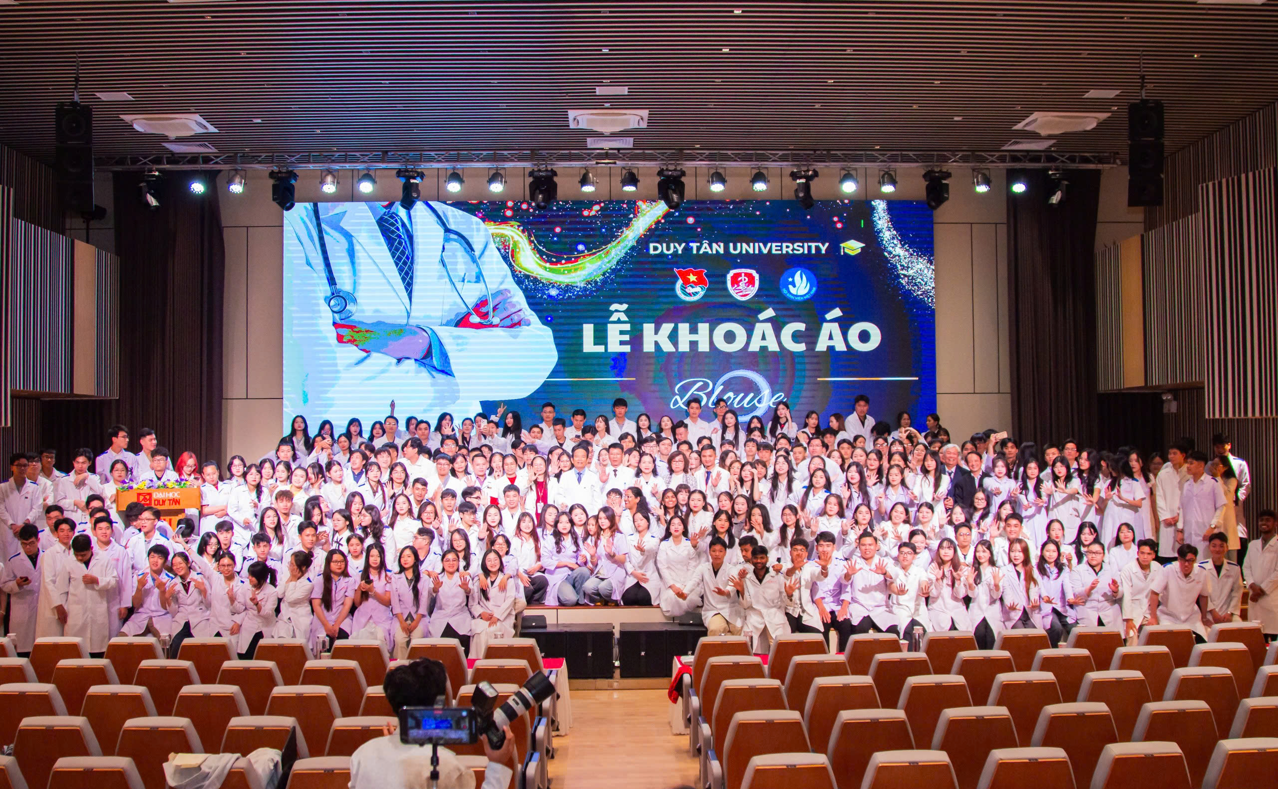 LỄ KHOÁC ÁO BLOUSE – DẤU MỐC THIÊNG LIÊNG TRÊN HÀNH TRÌNH TRỞ THÀNH NGƯỜI THẦY THUỐC