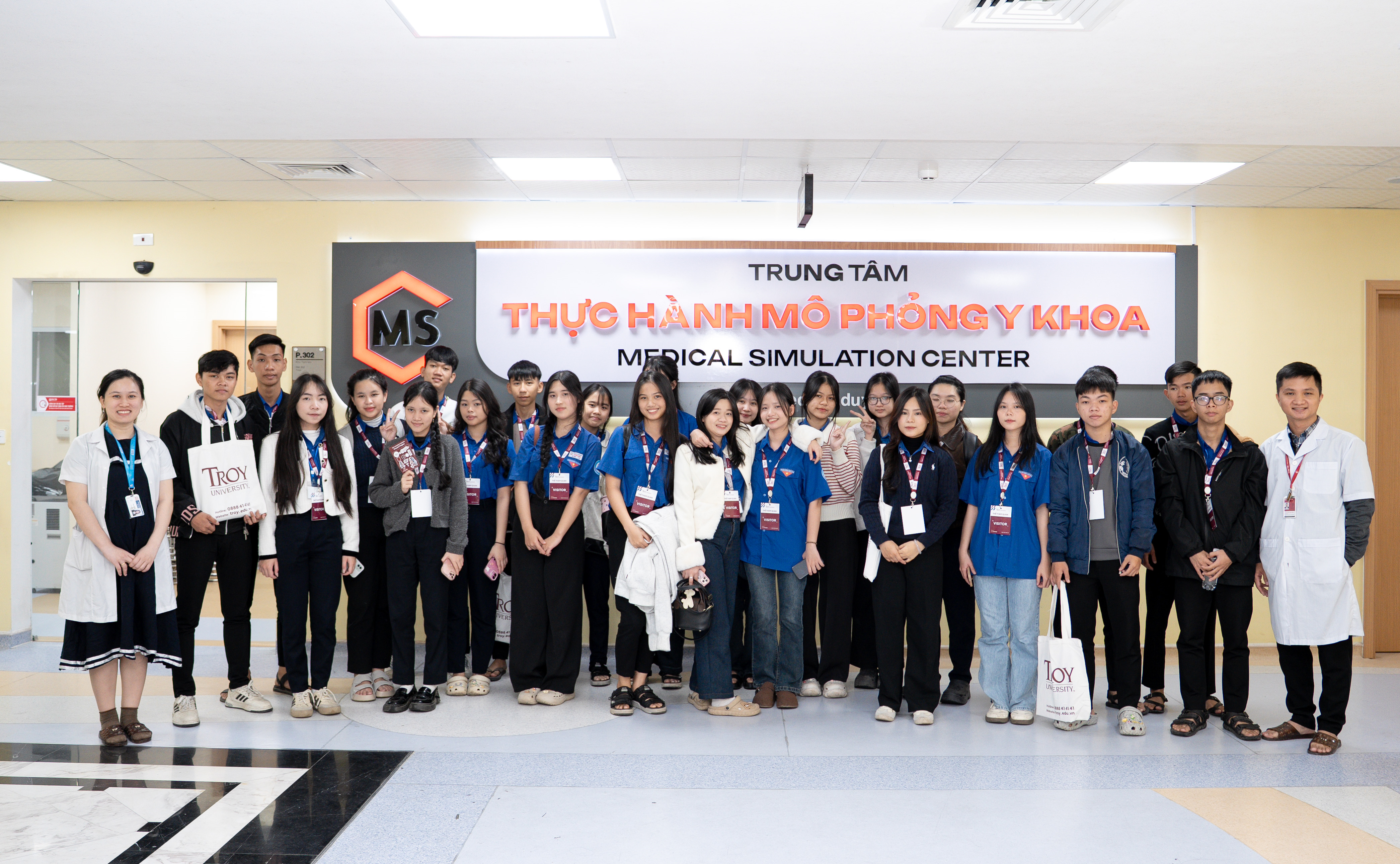 Trung tâm Thực hành Mô phỏng Y khoa chào đón học sinh các trường THPT đến tham quan