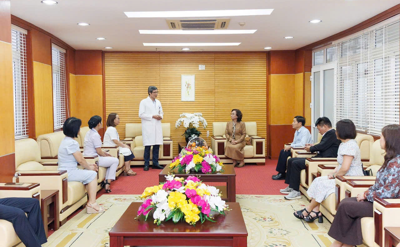 Hoạt động thăm và tặng quà nhân dịp Ngày Thầy thuốc Việt Nam 27/2 của Trường Y Dược – Đại học Duy Tân