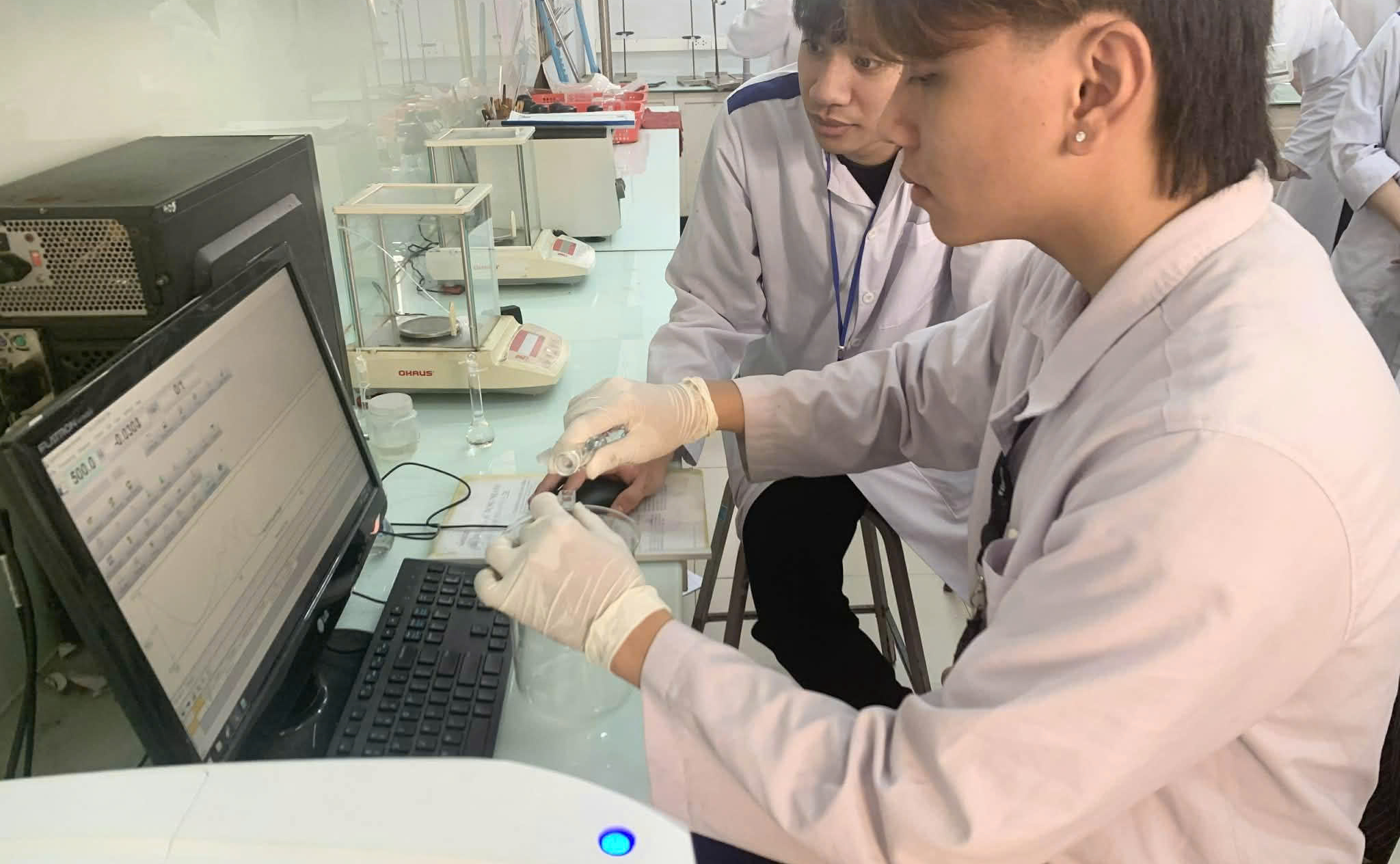 Sinh viên Dược - Áo blouse trắng và những giây phút miệt mài