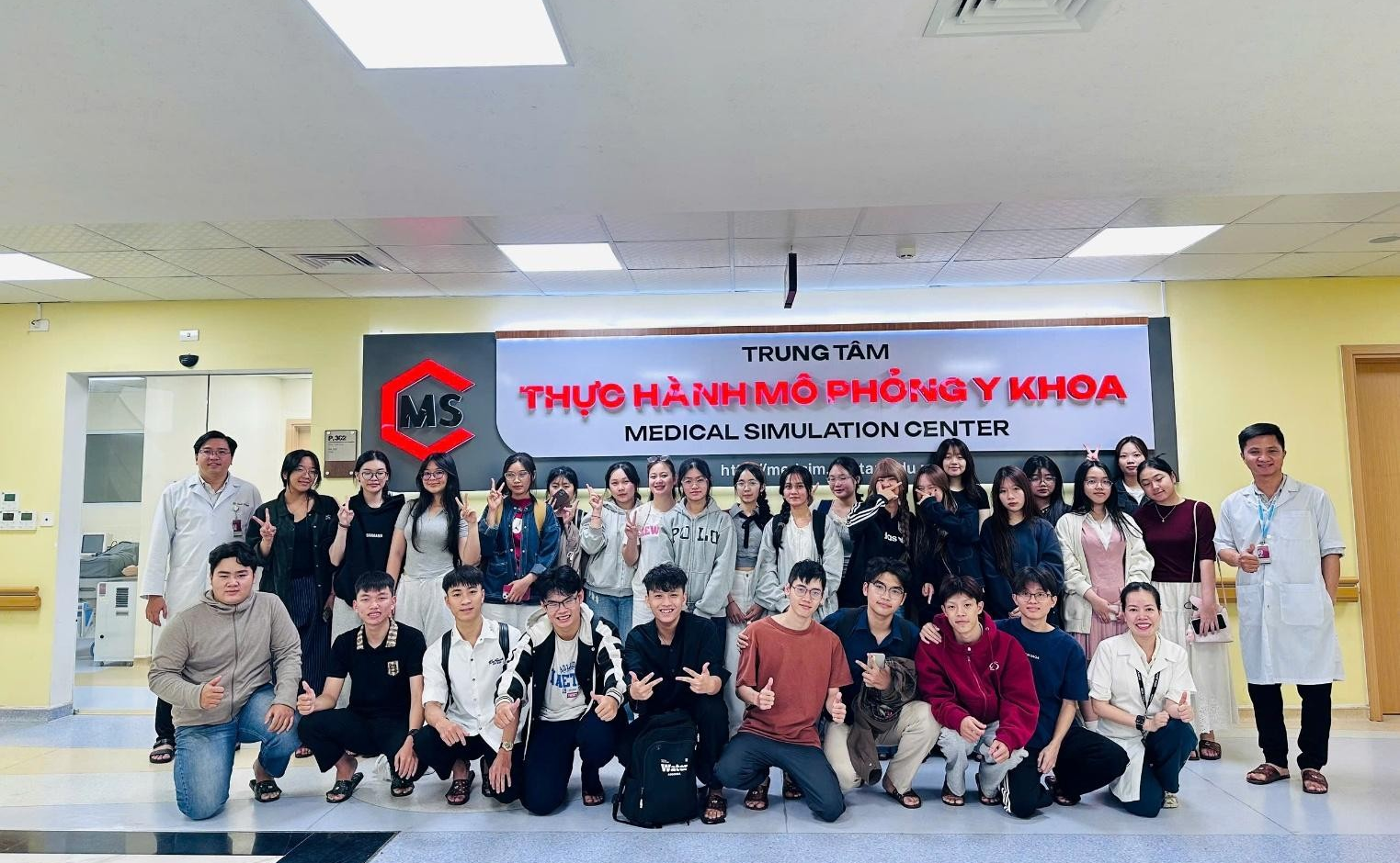 SINH VIÊN RĂNG HÀM MẶT THAM QUAN ĐỊNH HƯỚNG NGHỀ NGHIỆP   TẠI TRUNG TÂM THỰC HÀNH MÔ PHỎNG Y KHOA