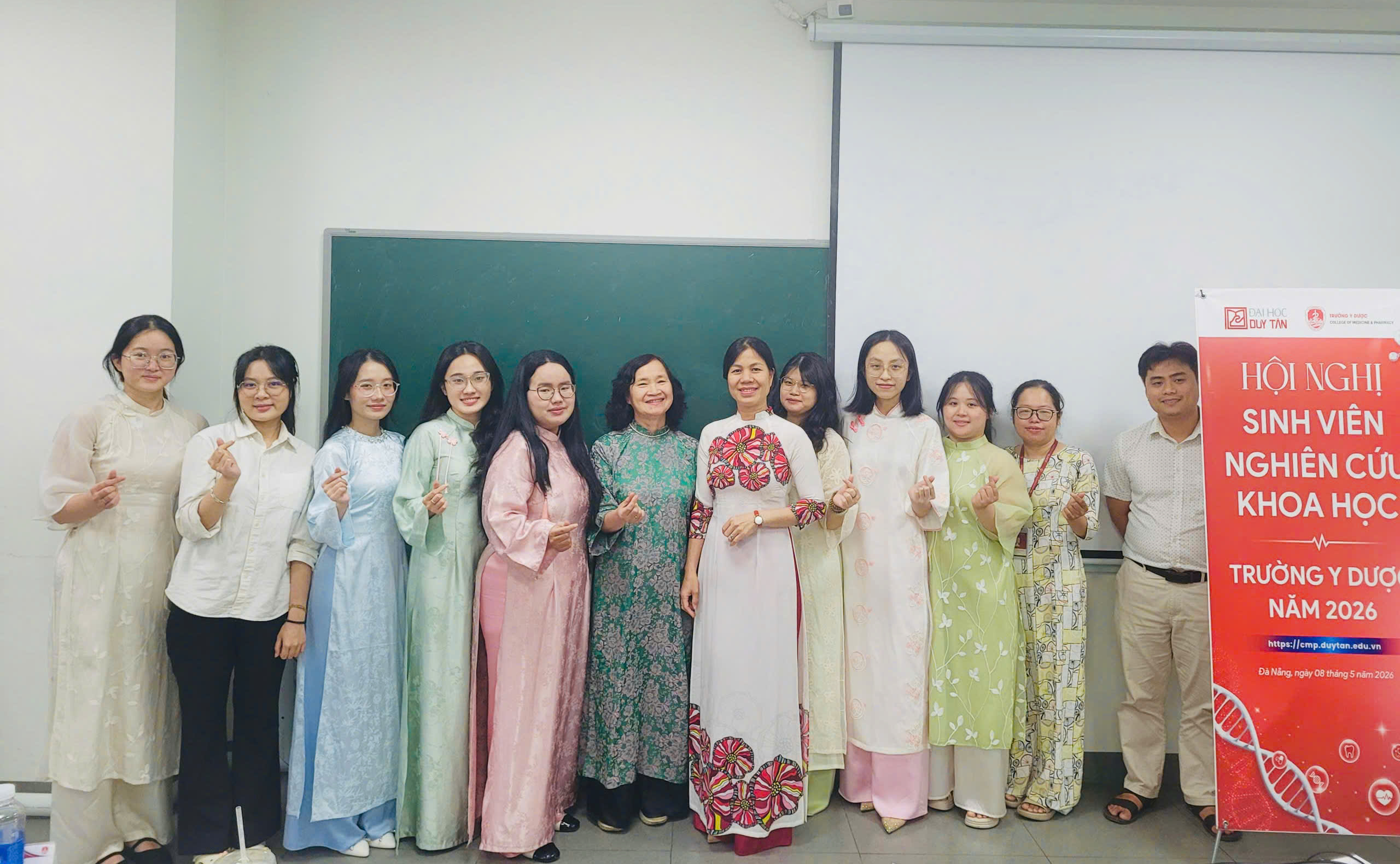 Sinh viên Khoa Dược tích cực tham gia Hội nghị Sinh viên NCKH Trường Y Dược năm 2026