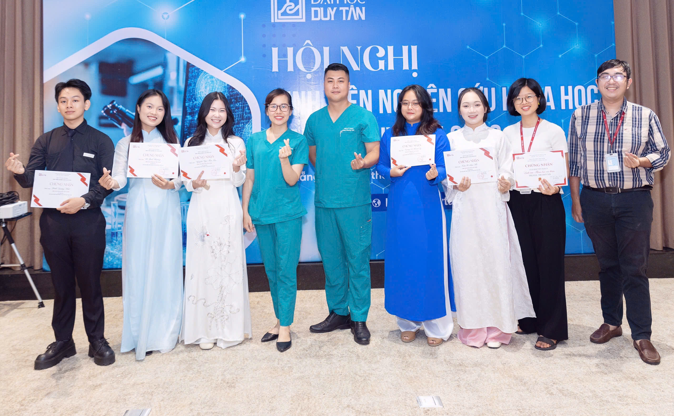 TRUNG TÂM SINH HỌC PHÂN TỬ HƯỚNG DẪN NHÓM SINH VIÊN Y KHOA ĐẠI HỌC DUY TÂN TẠI HỘI NGHỊ NGHIÊN CỨU KHOA HỌC NĂM 2026