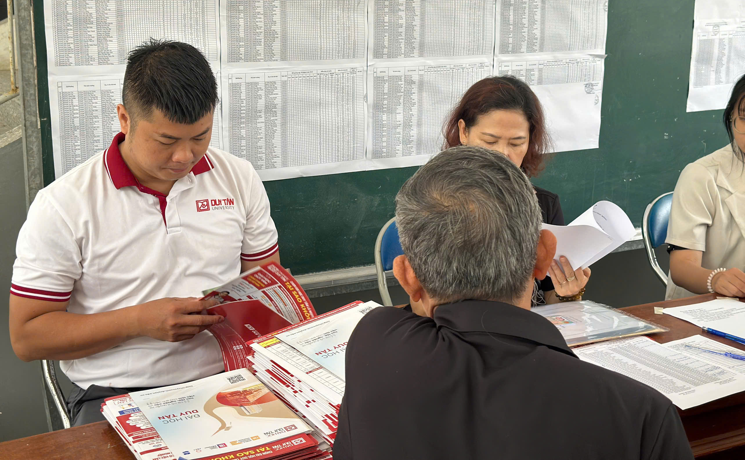 Tập thể Trung tâm Sinh học Phân tử – Đại học Duy Tân đồng hành cùng học sinh THPT trong mùa tuyển sinh 2026