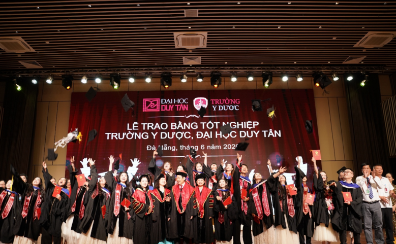 LỄ TỐT NGHIỆP TRƯỜNG Y DƯỢC – ĐẠI HỌC DUY TÂN 2026: CHẮP CÁNH NHỮNG ƯỚC MƠ CỐNG HIẾN VÌ SỨC KHỎE CỘNG ĐỒNG