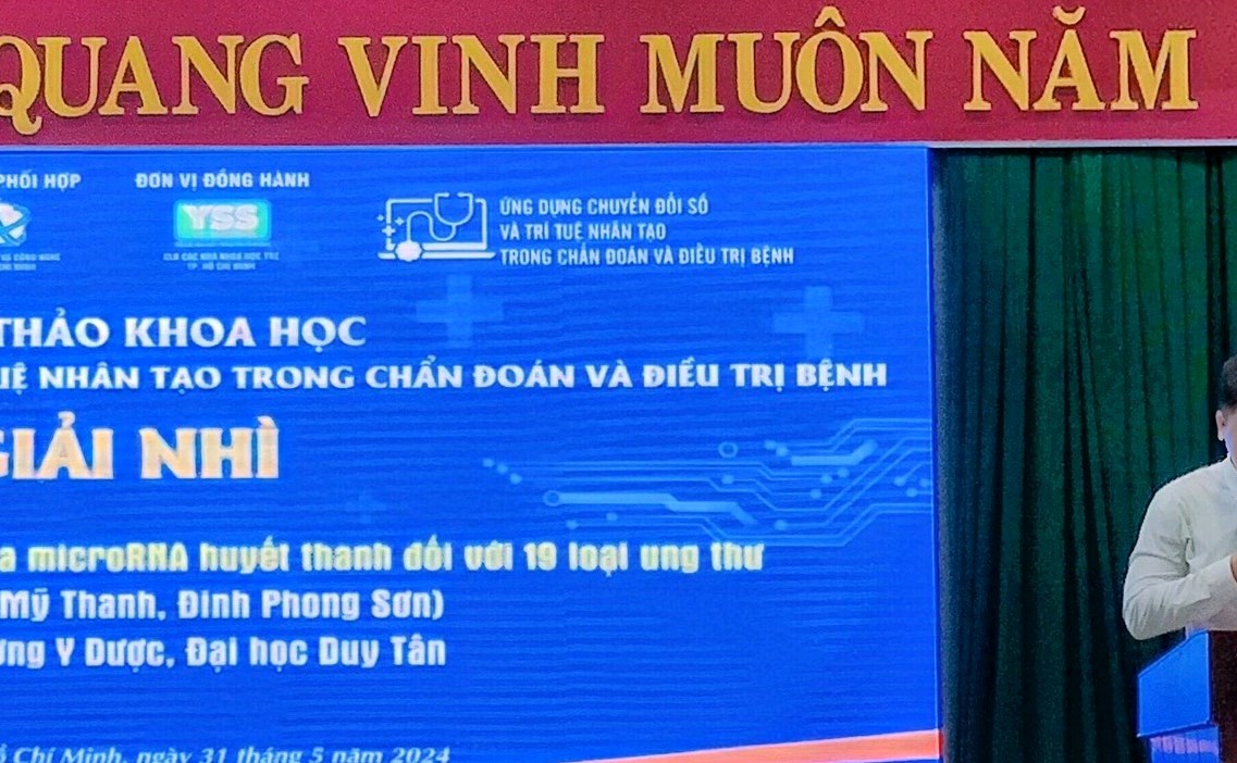 Nhóm tác giả TS. Đinh Phong Sơn (TT. Sinh học Phân tử), Ths.BS. Trần Châu Mỹ Thanh (Khoa Y) –  báo cáo đề tài "Giá trị chẩn đoán tiềm năng của microRNA huyết thanh đối với 19 loại ung thư"