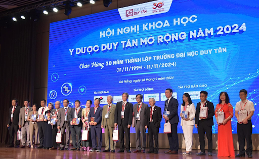 Các tân sinh viên Công nghệ Sinh học háo hức tham gia Hội nghị Y Dược Duy Tân mở rộng 2024