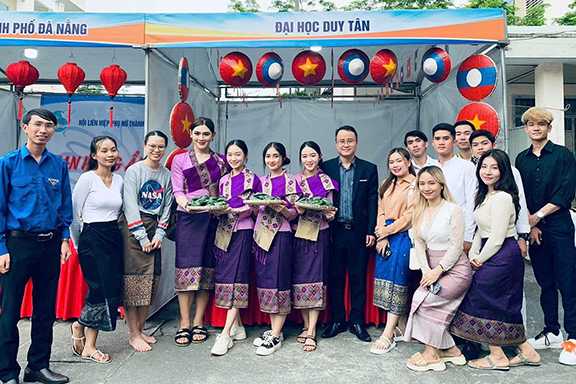 Sinh viên quốc tế tốt nghiệp từ Đại học Duy Tân