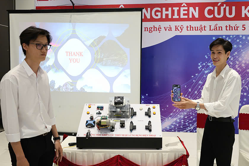 Thỏa sức sáng tạo tại Hội nghị Nghiên cứu Khoa học dành cho Sinh viên Kỹ thuật Duy Tân