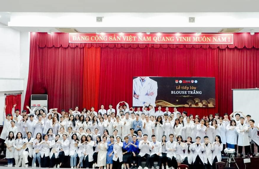 LỄ TIẾP LỬA BLOUSE TRẮNG - KHOA RĂNG HÀM MẶT - TRƯỜNG Y DƯỢC ĐẠI HỌC DUY TÂN