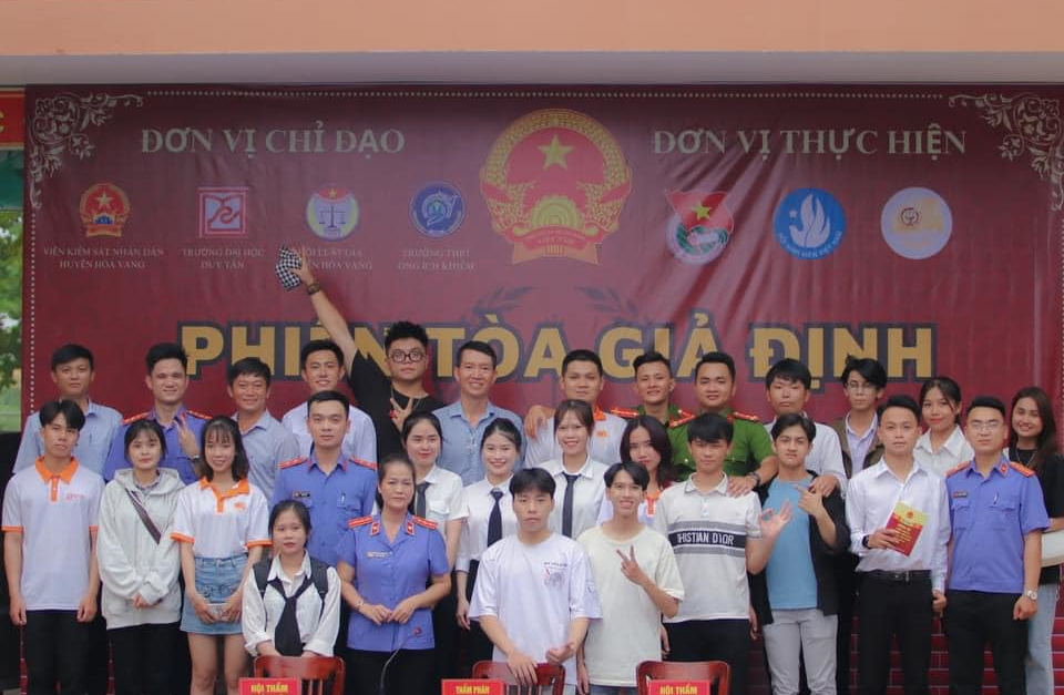 CHƯƠNG TRÌNH PHIÊN TOÀ GIẢ ĐỊNH TUYÊN TRUYỀN, PHỔ BIẾN, GIÁO DỤC PHÁP LUẬT VỚI CHỦ ĐỀ "HỌC SINH VỚI HÀNH VI BẠO LỰC" 