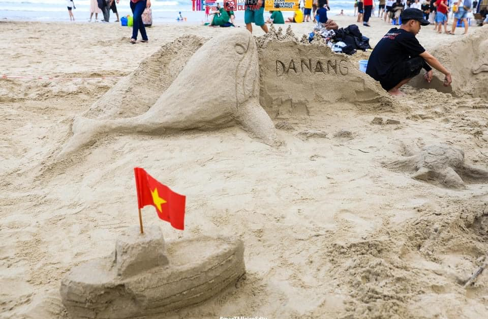 Sinh viên Đại học Duy Tân Thêm Sắc Màu Trên Bãi Biển Đà Nẵng
