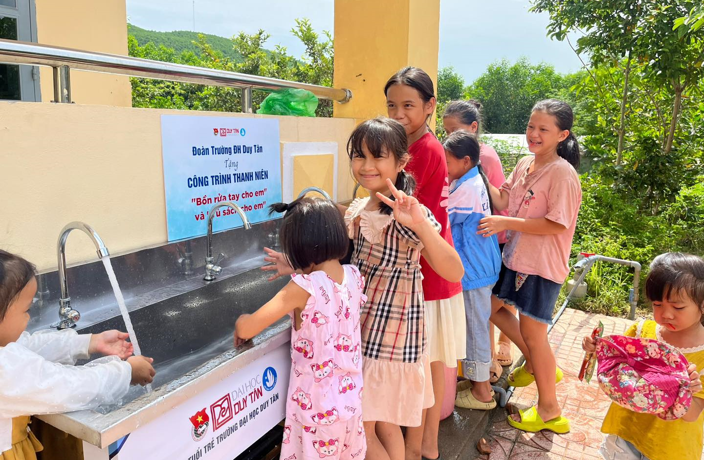 [CHIẾN DỊCH MÙA HÈ XANH 2023] – TRAO TẶNG CÔNG TRÌNH BỒN RỬA TAY CHO EM & TỦ SÁCH CHO EM