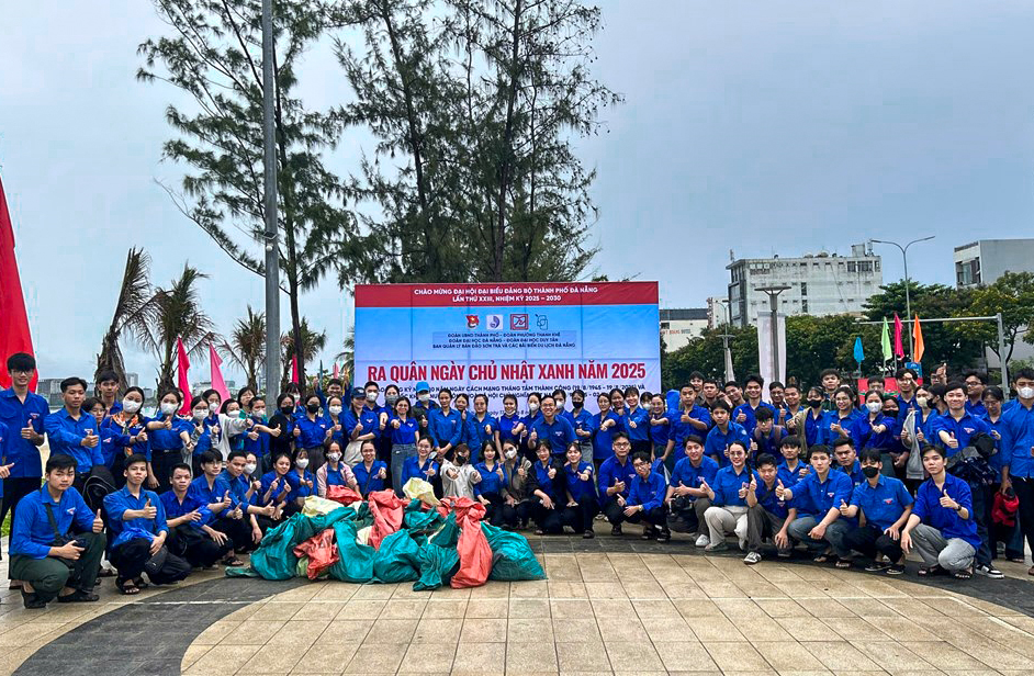 Đoàn viên sinh viên Tuổi trẻ Đại học Duy Tân ra quân “Ngày Chủ nhật xanh 2025” vì môi trường biển xanh – sạch – đẹp