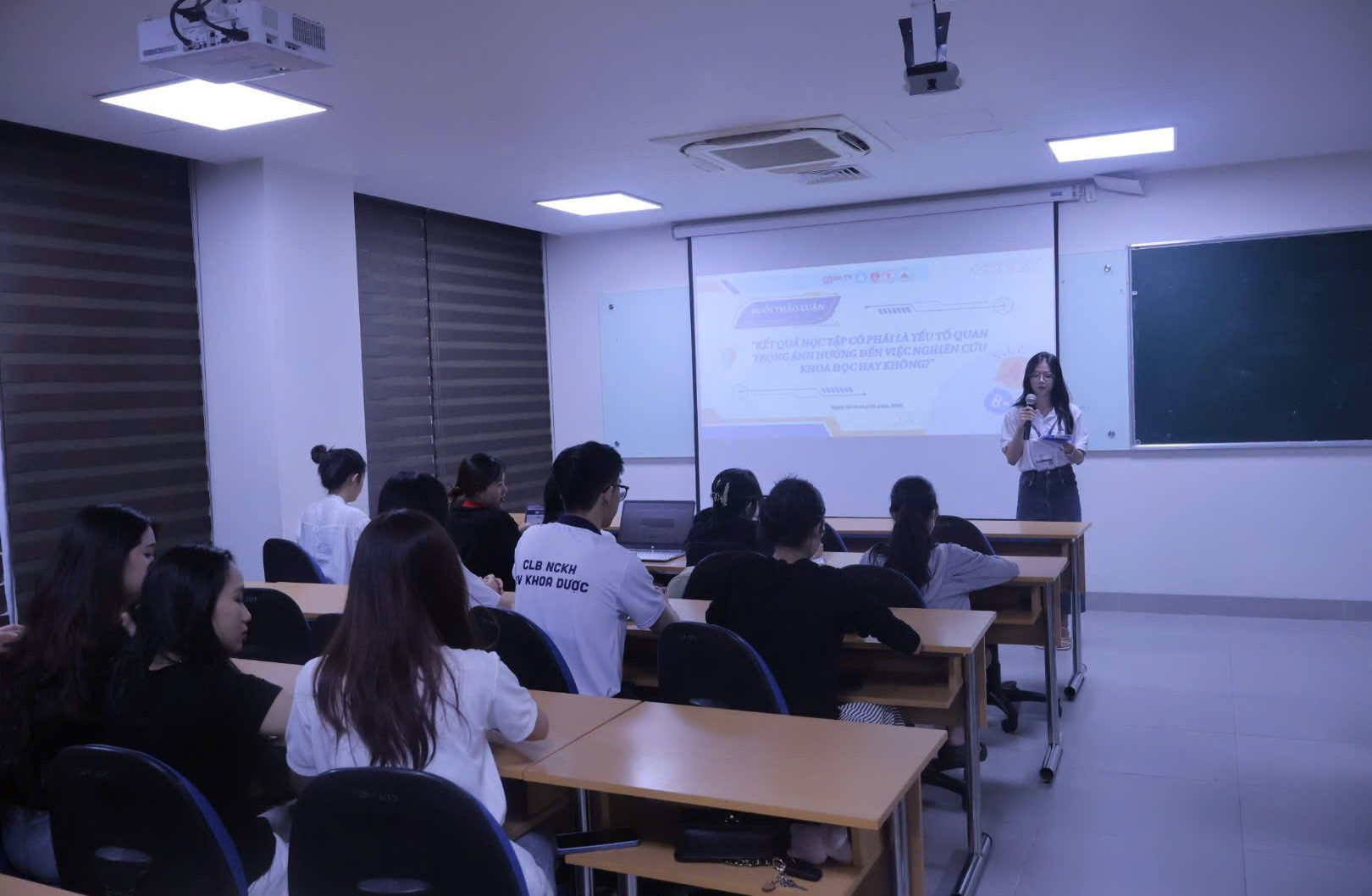 Workshop với chủ đề “Kết quả học tập có phải là yếu tố quan trọng ảnh hưởng đến việc nghiên cứu khoa học hay không?”