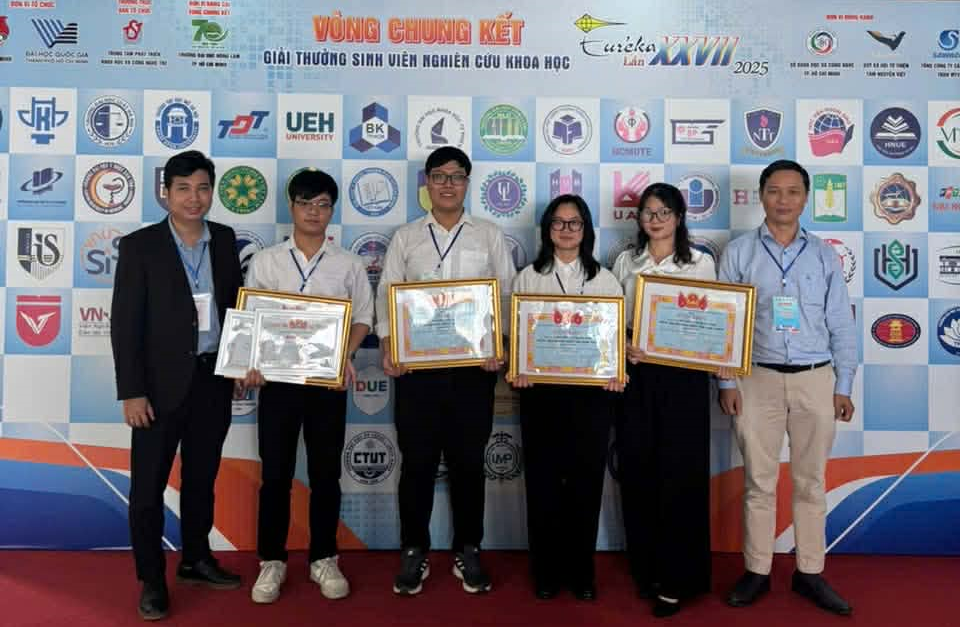  CHÚC MỪNG 2 ĐỘI THI SINH VIÊN ĐẠI HỌC DUY TÂN ĐẠT GIẢI KHUYẾN KHÍCH GIẢI THƯỞNG SINH VIÊN NGHIÊN CỨU KHOA HỌC EURÉKA LẦN THỨ XXVII, NĂM 2025 