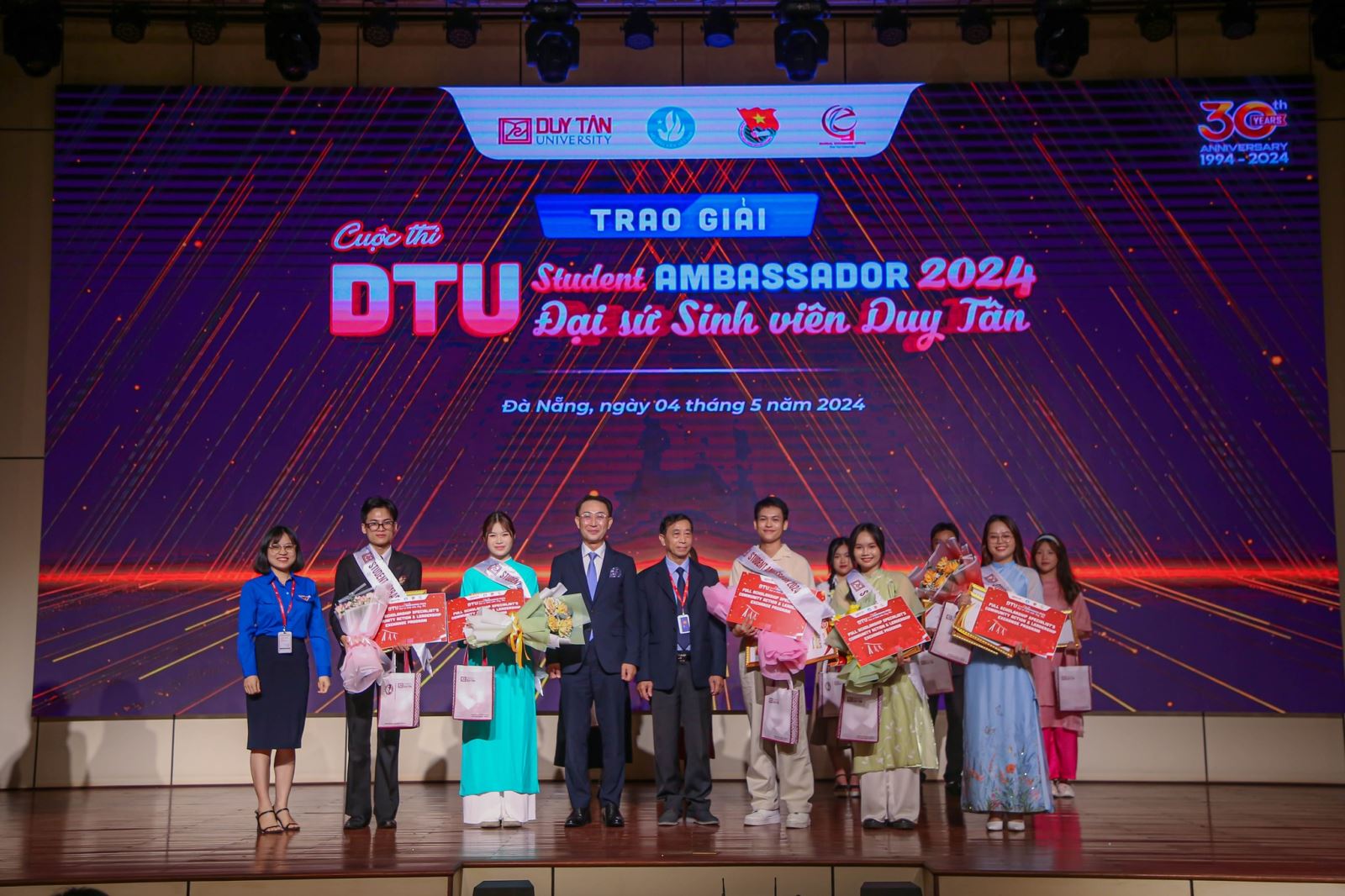 [VÒNG CHUNG KẾT ĐẠI SỨ SINH VIÊN DUY TÂN - 𝐃𝐓𝐔 𝐒𝐓𝐔𝐃𝐄𝐍𝐓 𝐀𝐌𝐁𝐀𝐒𝐒𝐀𝐃𝐎𝐑 𝟐𝟎𝟐𝟒]