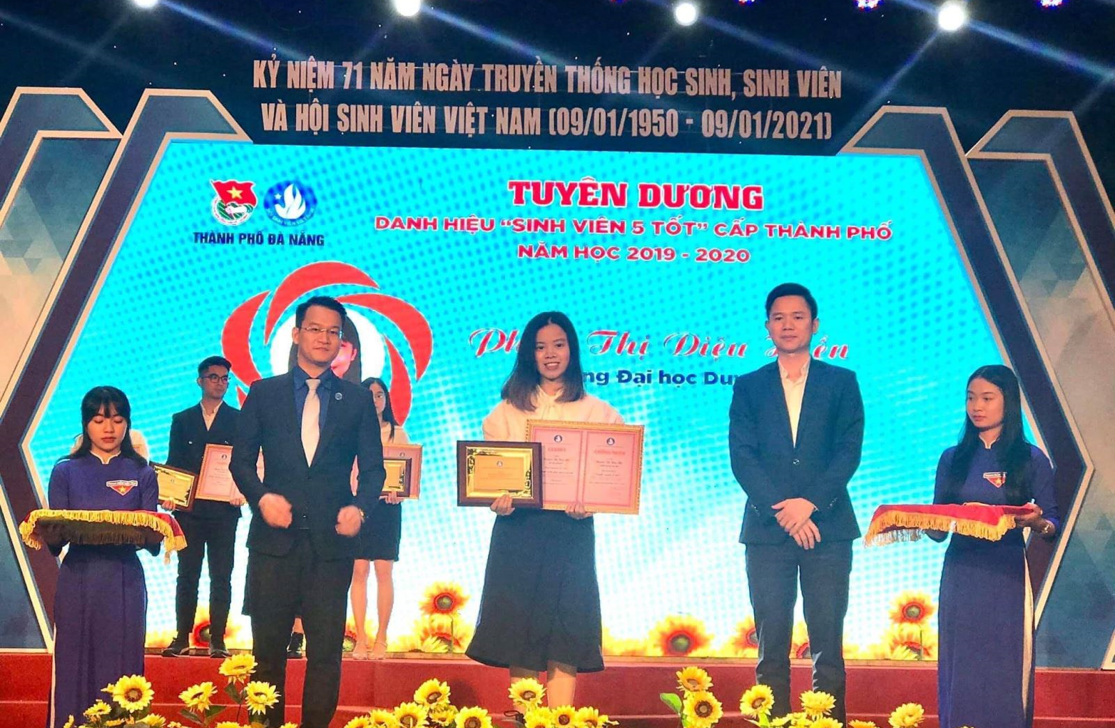 NGUYỄN THỊ HỮU NHI - GƯƠNG SINH VIÊN 5 TỐT TIÊU BIỂU