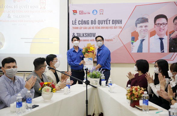Lễ ra mắt Câu lạc bộ Tiếng Anh Đại học Duy Tân (DEC) và Talkshow Wisdom comes with learning English