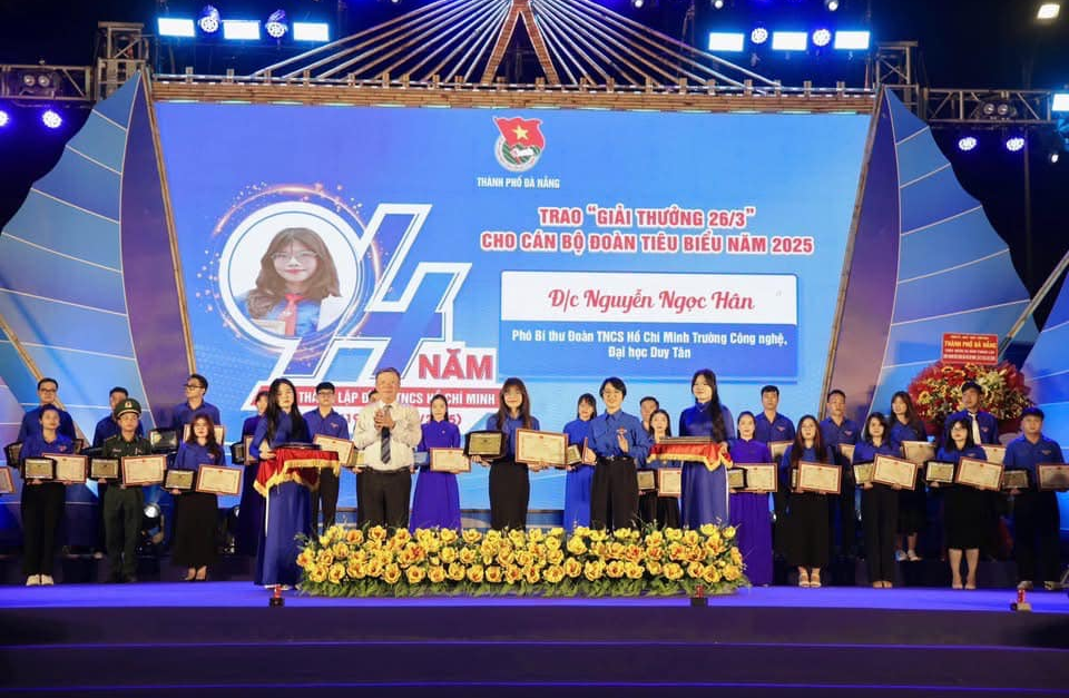 {CÁN BỘ ĐOÀN ĐẠI HỌC DUY TÂN ĐƯỢC TRAO GIẢI THƯỞNG 26/3}