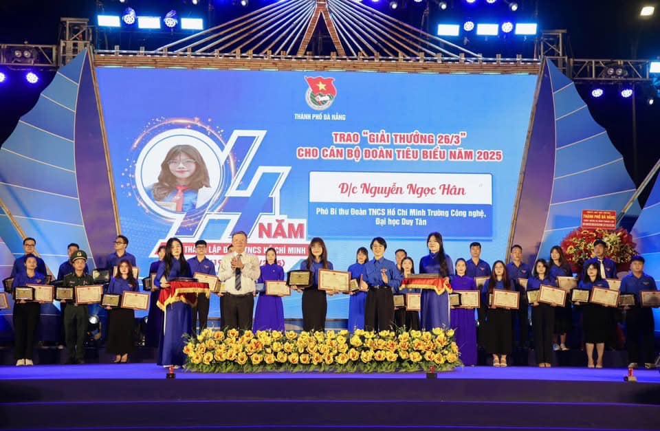 {CÁN BỘ ĐOÀN ĐẠI HỌC DUY TÂN ĐƯỢC TRAO GIẢI THƯỞNG 26/3}