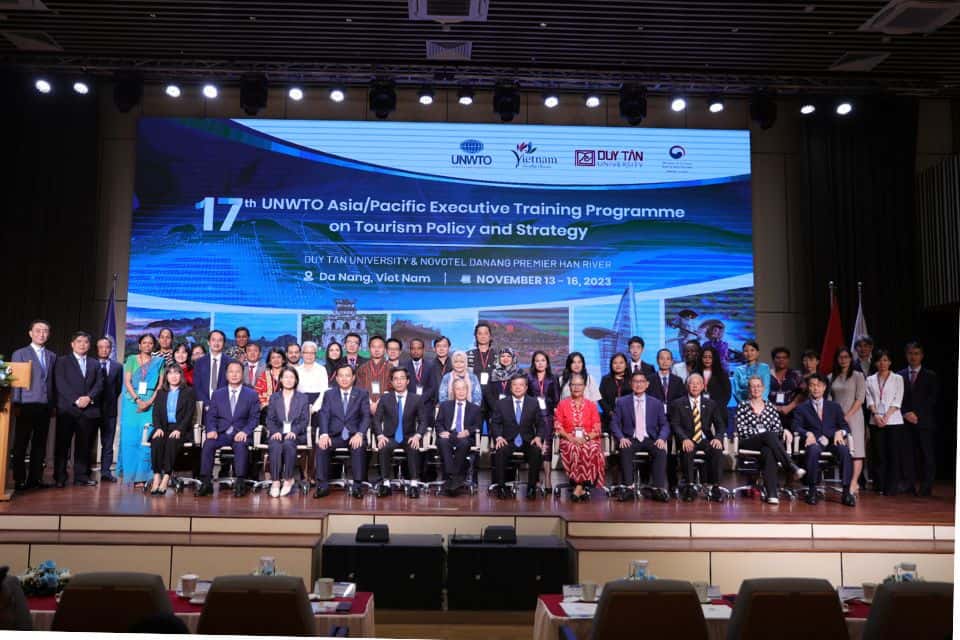 Các vị lãnh đạo, đại biểu chụp hình lưu niệm