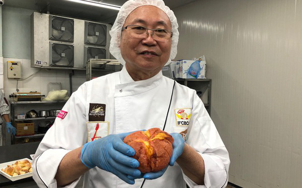 Ông Kao Siêu Lực gọi loại bánh mì mà ông dành tặng cho các y bác sỹ ở tuyến đầu chống dịch Covid-19 là ‘bánh mì dinh dưỡng’, bởi nó là bánh mì đen có kèm thêm nhiều nguyên liệu tốt cho sức khỏe như hạt óc chó, nho khô, phô mai, khoai lạng Nhật sấu dẻ