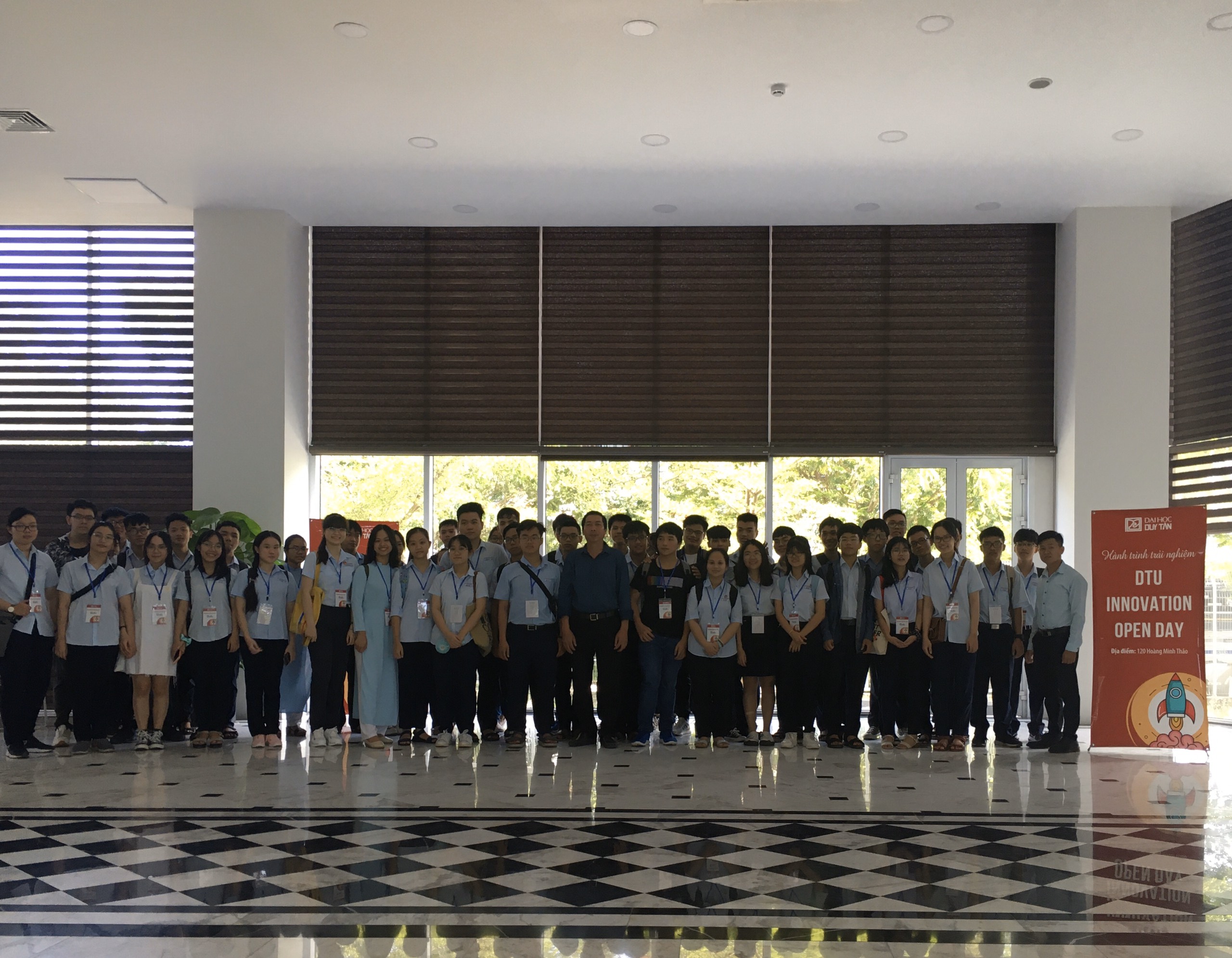 MỘT NGÀY TRẢI NGHIỆM CỦA HỌC SINH TRƯỜNG TRUNG HỌC PHỔ THÔNG CHUYÊN LÊ QUÝ ĐÔN - TP ĐÀ NẴNG TẠI ĐẠI HỌC DUY TÂN