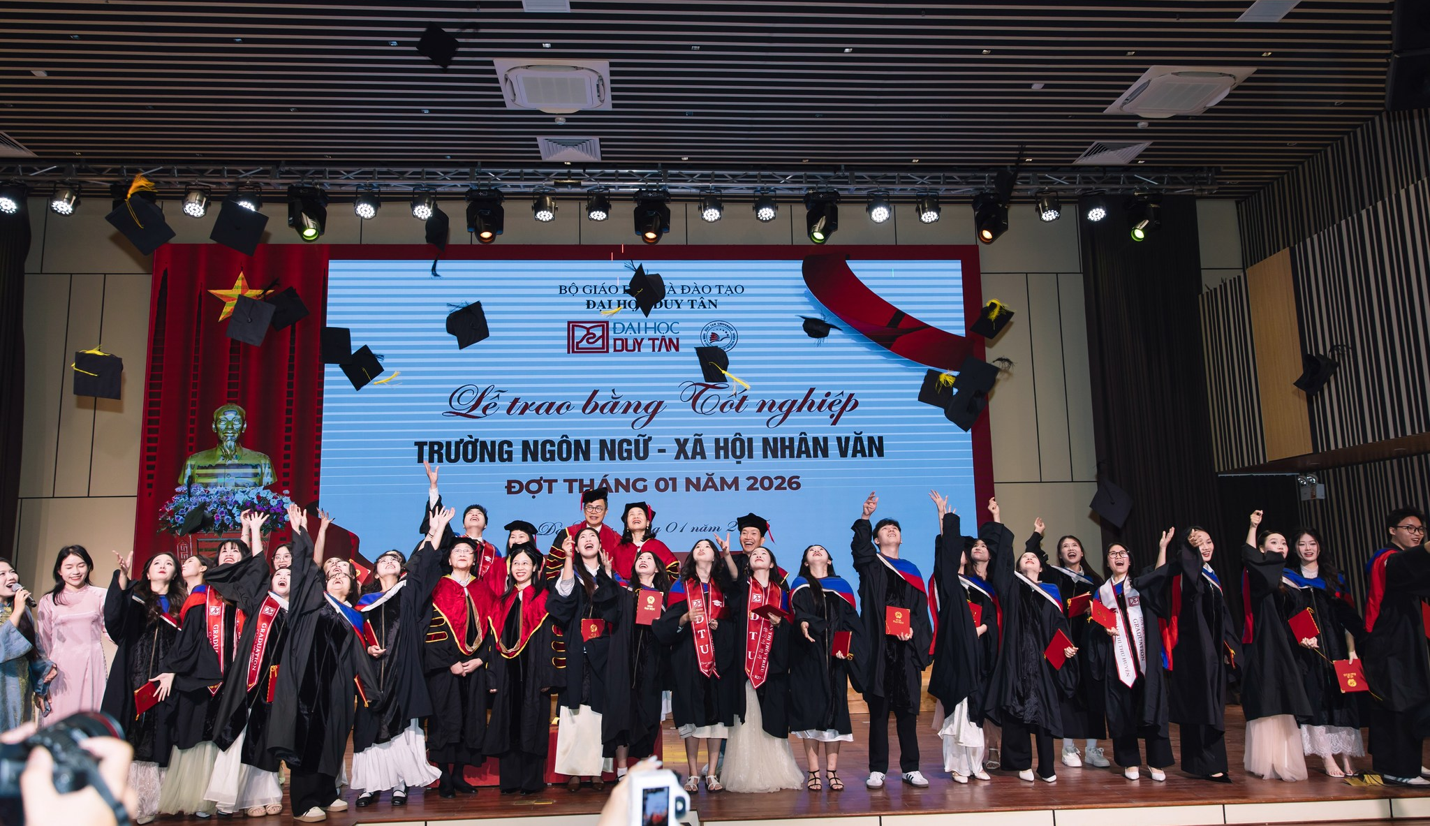 Lễ trao bằng tốt nghiệp – Dấu mốc trưởng thành của sinh viên Trường Ngôn ngữ – Xã hội Nhân văn, Đại học Duy Tân