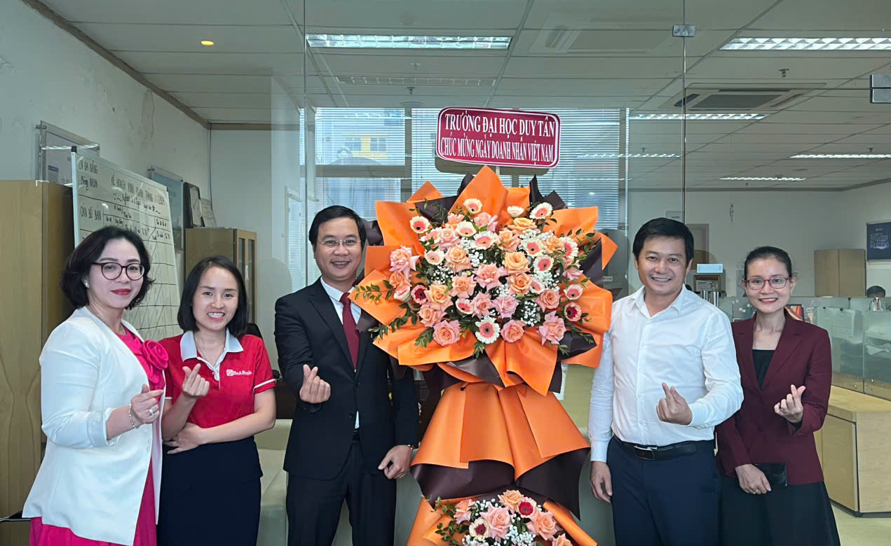 Khoa Đào Tạo Quốc tế tặng hoa thăm Doanh nghiệp nhân ngày Doanh Nhân Việt Nam 13/10