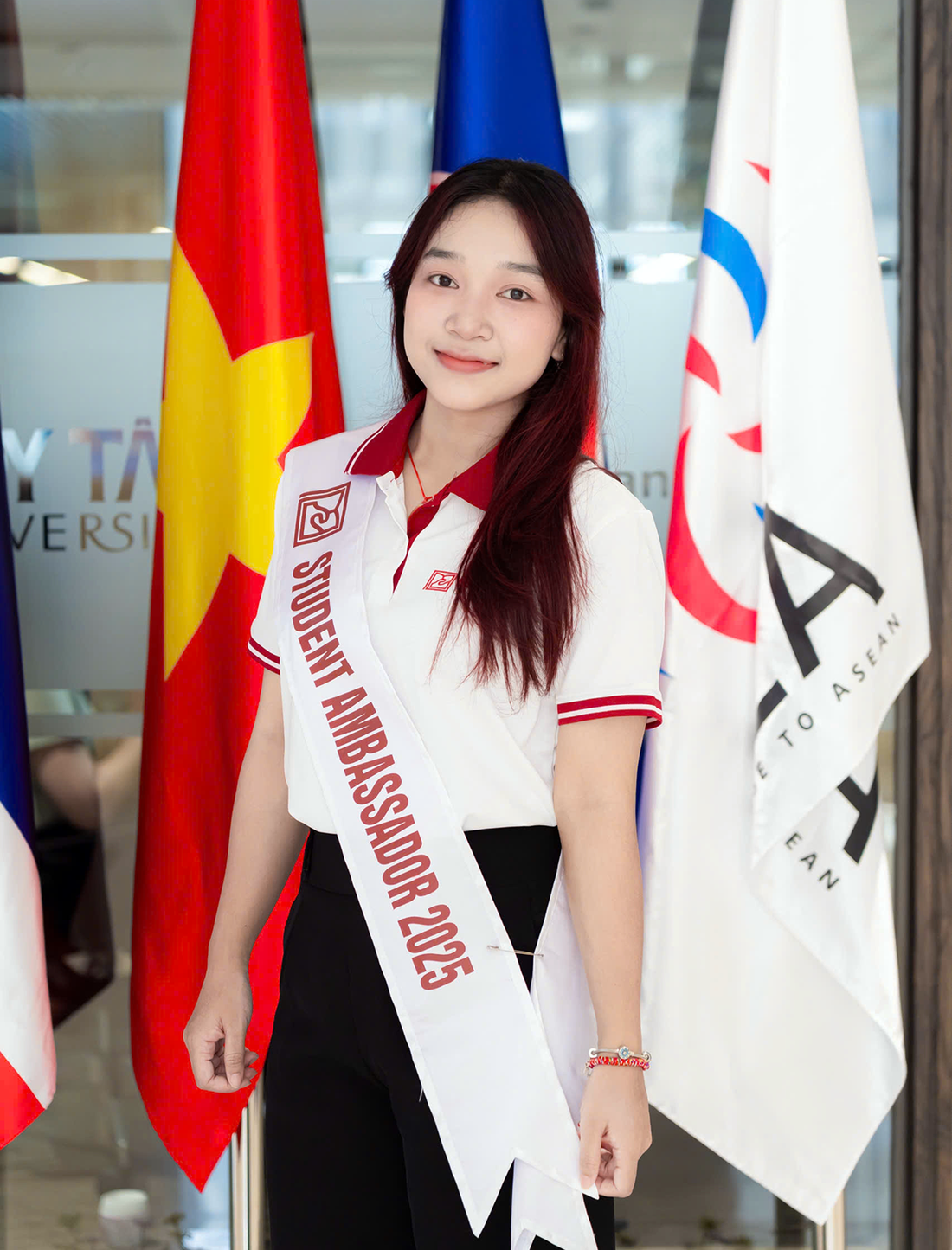 Xuân Nhi (ảnh) từng đạt Á quân Đại sứ Sinh viên DTU 2025, Học bổng toàn phần tại Hội thảo Thanh niên Khu vực ROK-Mekong lần 4 (Hàn Quốc 2025) của Bộ Ngoại giao Hàn Quốc tổ chức; Học bổng toàn phần Chương trình trao đổi sinh viên SCALEX tại Singapore 2024-2025 (tài trợ bởi Quỹ Temasek); Học bổng toàn phần học về Data Convergence của Viện KH-CN tiên tiến Hàn Quốc (KAIST) 2025; Giải Ba Cuộc thi ZEnglish Speaker 2024, Khoa Đào tạo Quốc tế (ĐH Duy Tân); Giải Khuyến khích dự án Ứng dụng Trí tuệ Nhân tạo trong Thương mại Điện tử của ĐH Duy Tân năm 2023