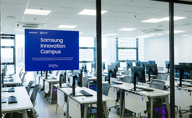 Phòng thực hành trang bị hệ thống máy tính, laptop