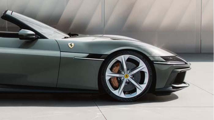 Hệ thống phanh tự động mới trên Ferrari bảo vệ bộ chia gió carbon phía trước khỏi gờ giảm tốc