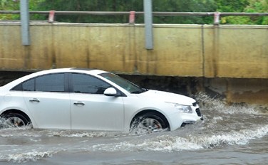 Thủy kích xe ô tô là gì? Cách xử lý và lưu ý cần tránh khi đi qua vùng ngập nước