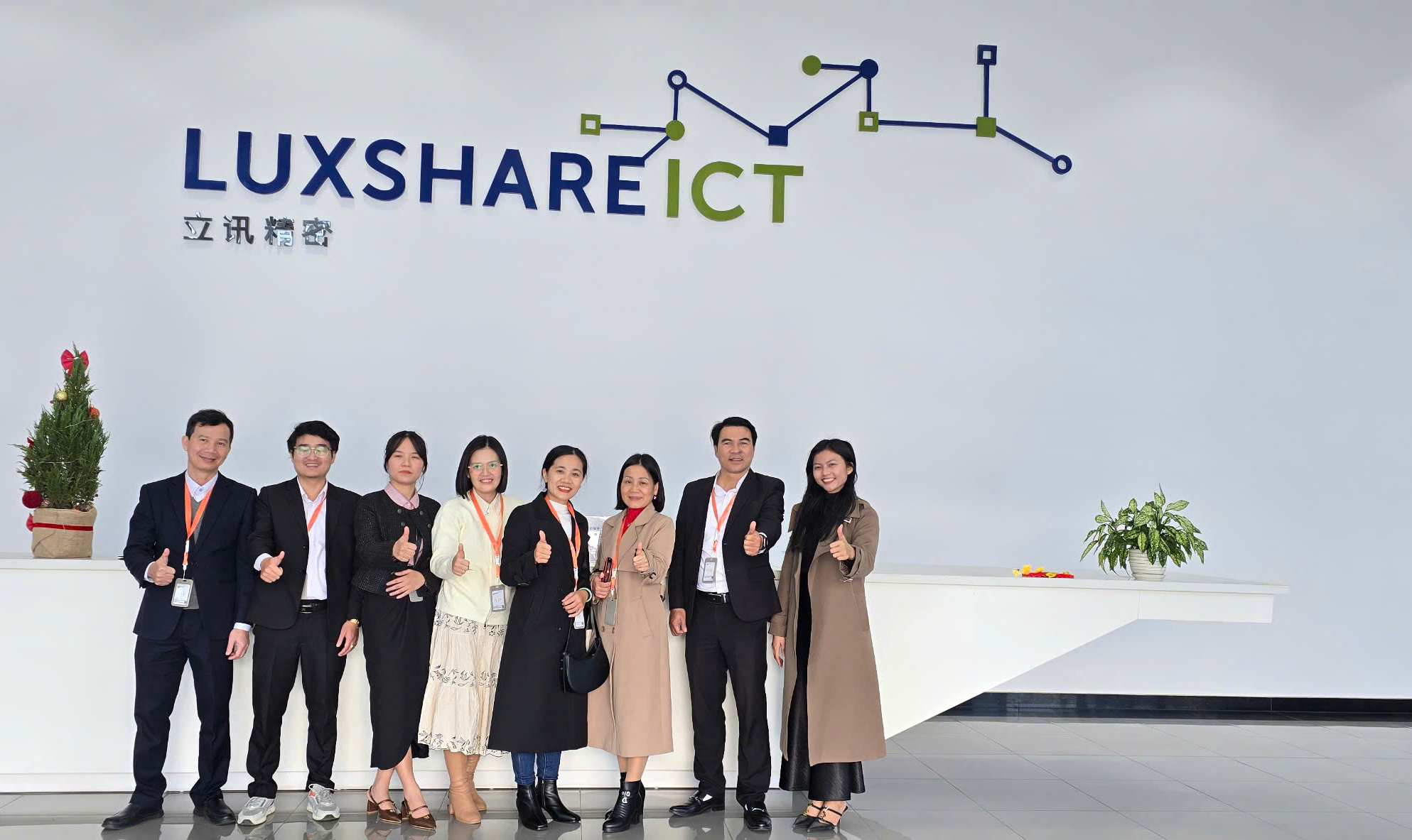 Faculty and leadership team from Duy Tan University of Technology had the opportunity to visit Luxshare Nghe An Company for a hands-on experience.