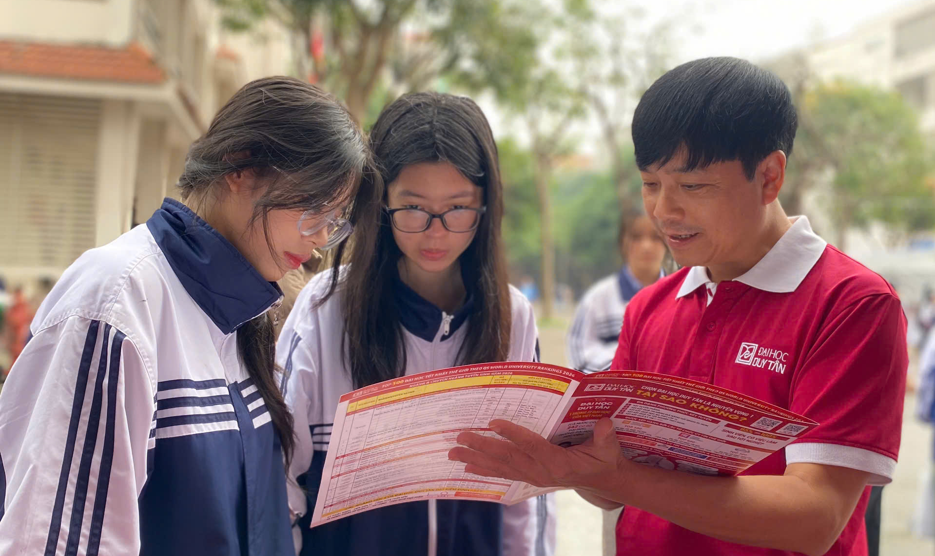 Đại học Duy Tân tham gia chương trình tư vấn tuyển sinh của Báo tuổi trẻ ở Nghệ An