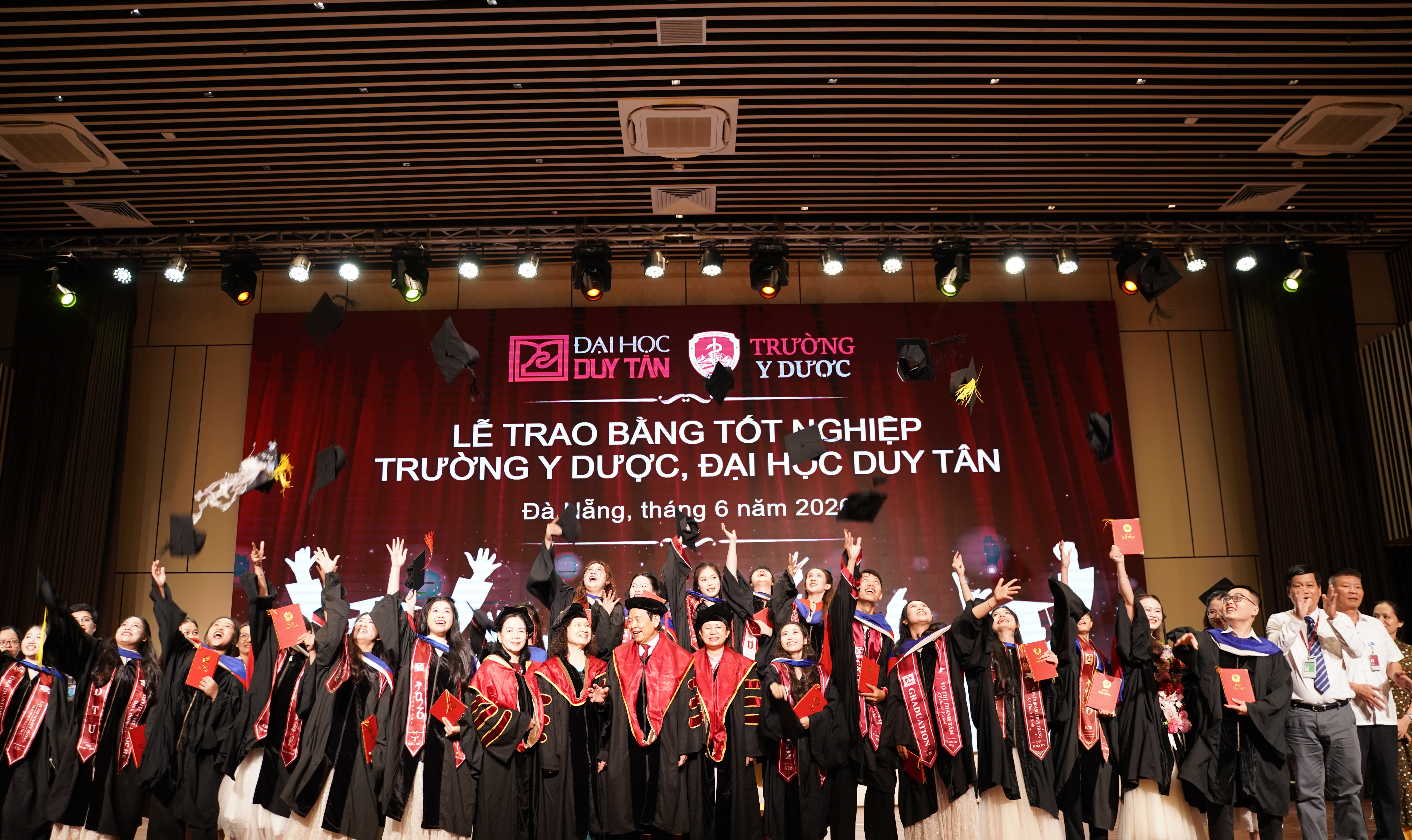LỄ TỐT NGHIỆP TRƯỜNG Y DƯỢC – ĐẠI HỌC DUY TÂN 2026: CHẮP CÁNH NHỮNG ƯỚC MƠ CỐNG HIẾN VÌ SỨC KHỎE CỘNG ĐỒNG