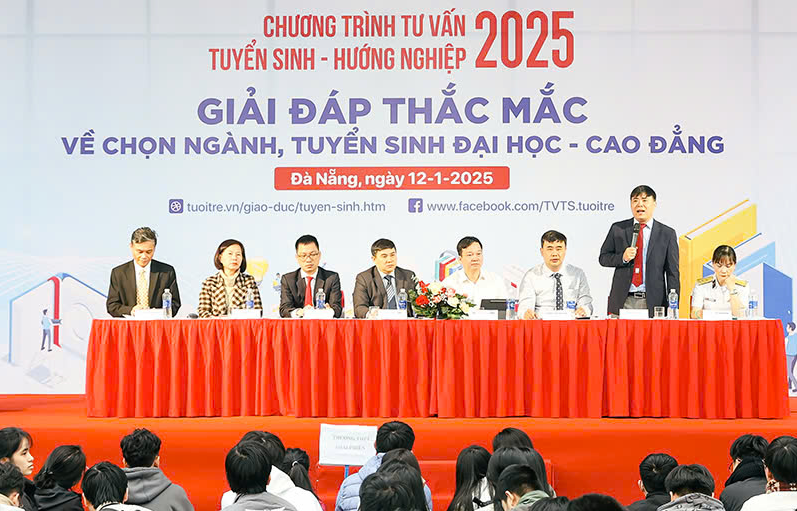 Đại học Duy Tân tham gia Ngày hội Tư vấn Tuyển sinh 2025 tại Trường THPT Phan Châu Trinh