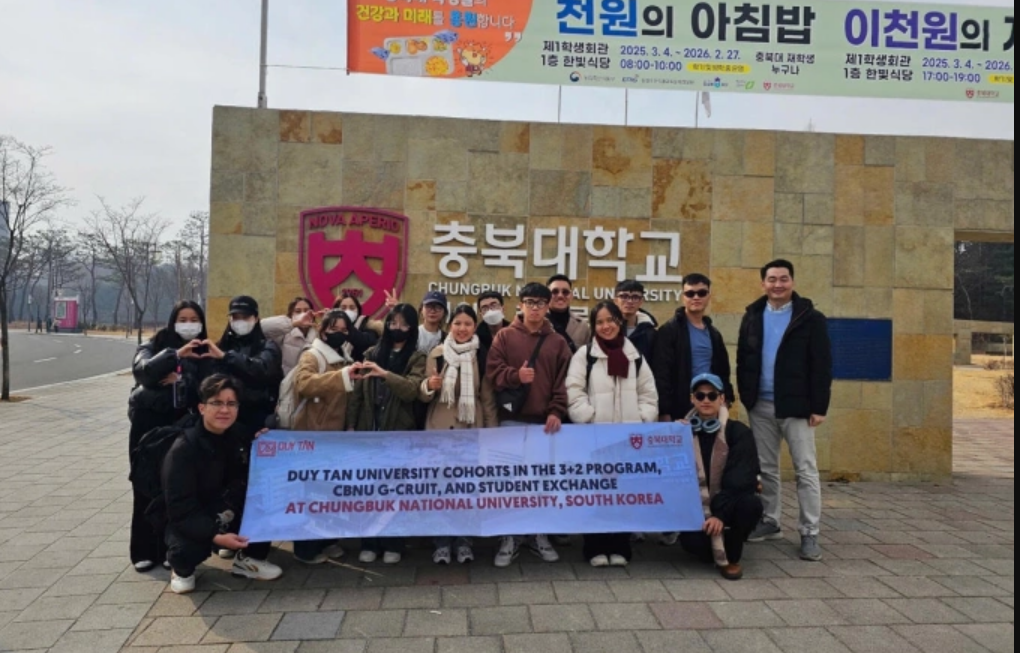 21 Duy Tan University students study abroad at Korean partner school