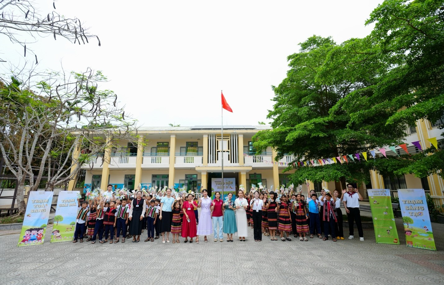 NGÀY HỘI SÁCH “THEO DẤU BẢN ĐỒ”  – KHI BÀI HỌC VƯỢT RA KHỎI GIẢNG ĐƯỜNG