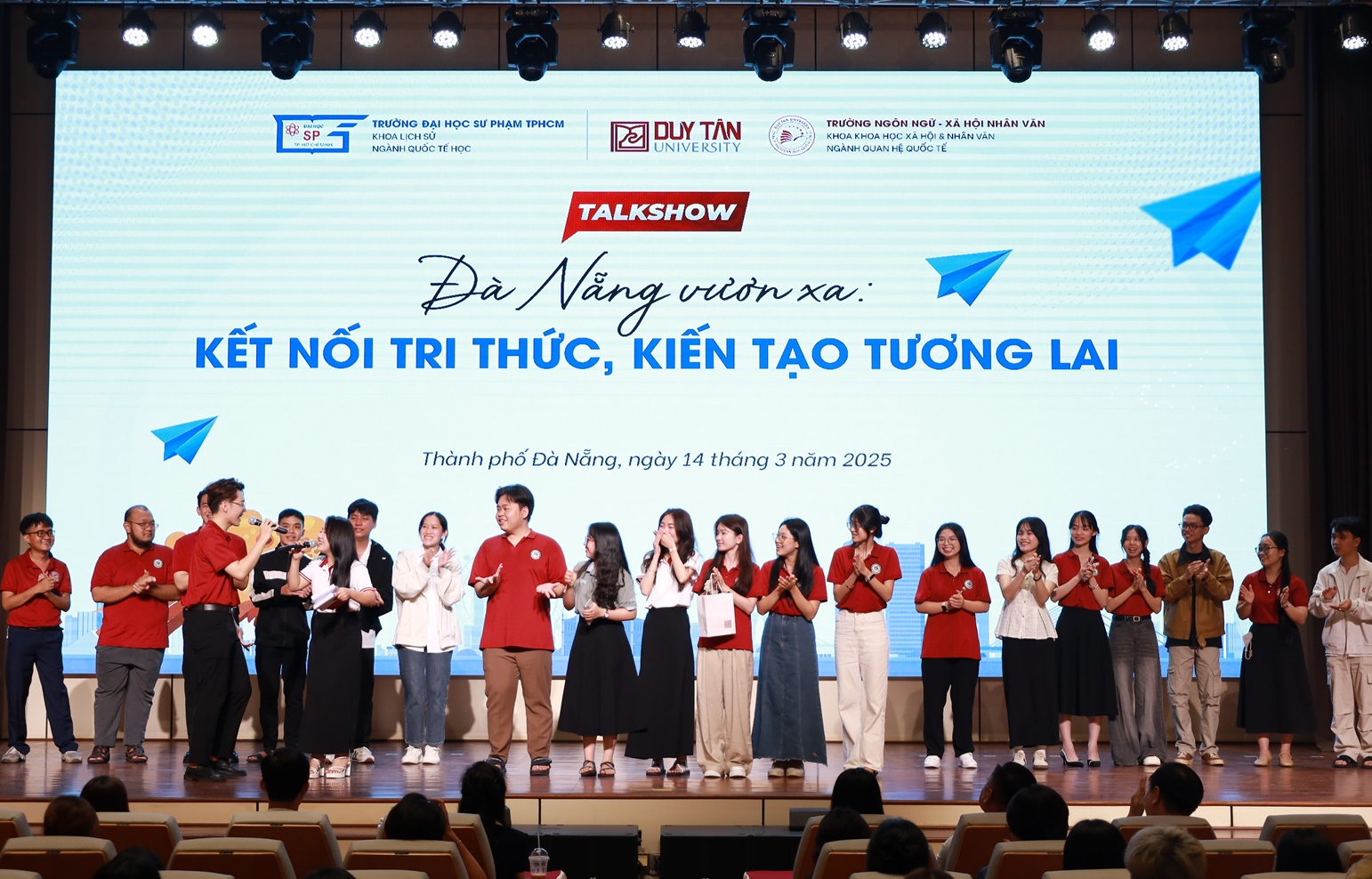 Vươn ra biển lớn – trở thành công dân toàn cầu cùng ngành Quan hệ quốc tế tại Đại học Duy Tân