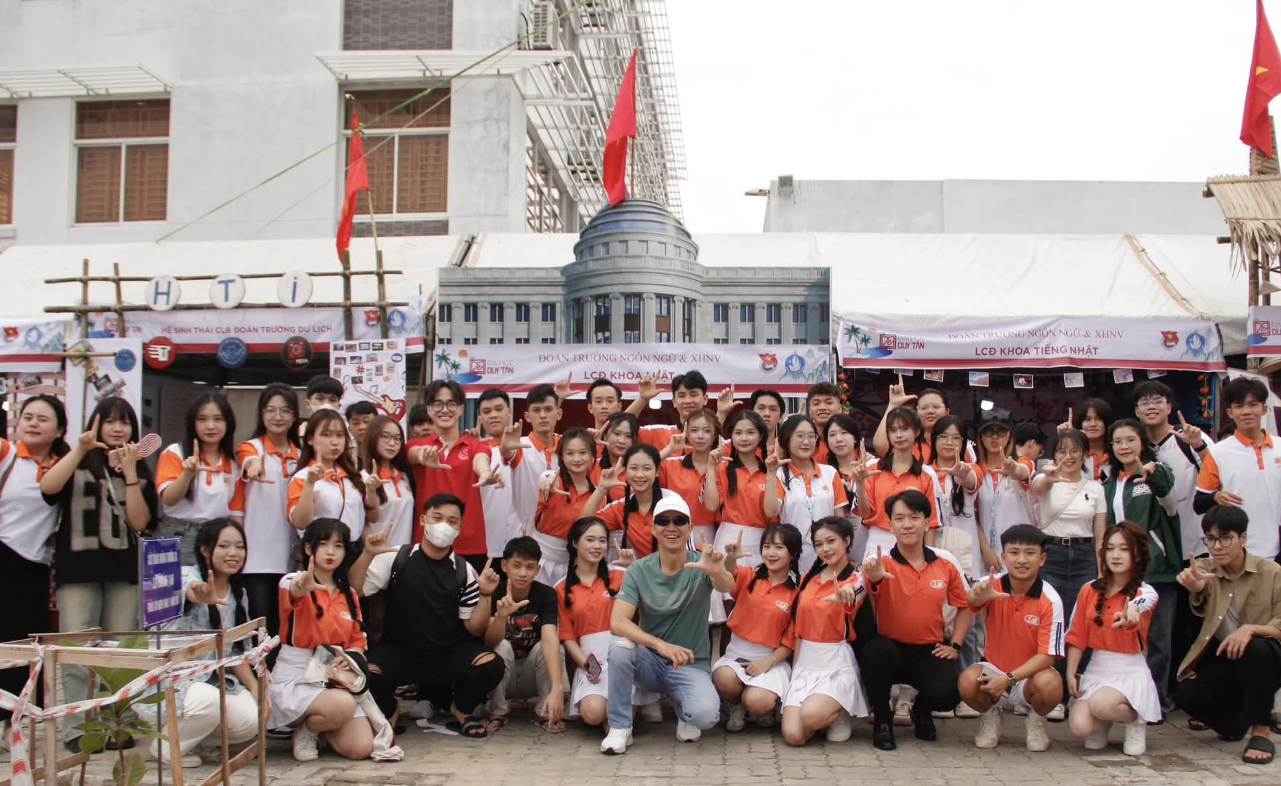 CHƯƠNG TRÌNH NGHỆ THUẬT KỶ NIỆM 30 NĂM THÀNH LẬP TRƯỜNG ĐẠI HỌC DUY TÂN