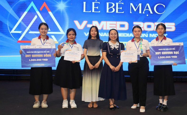 Sinh viên Khoa Luật Đại học Duy Tân giành Huy chương Bạc và Đồng tại Cuộc thi Hòa giải Thương mại Việt Nam - VMED 2025