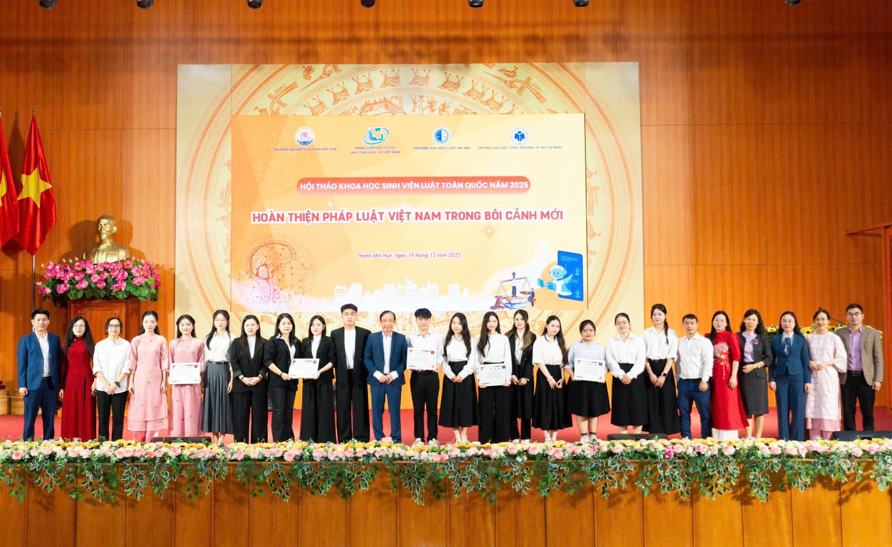 Sinh viên Khoa Luật – Trường Ngôn ngữ - Xã hội Nhân Văn ghi dấu ấn tại Hội thảo Khoa học Sinh viên Luật Toàn quốc 2025